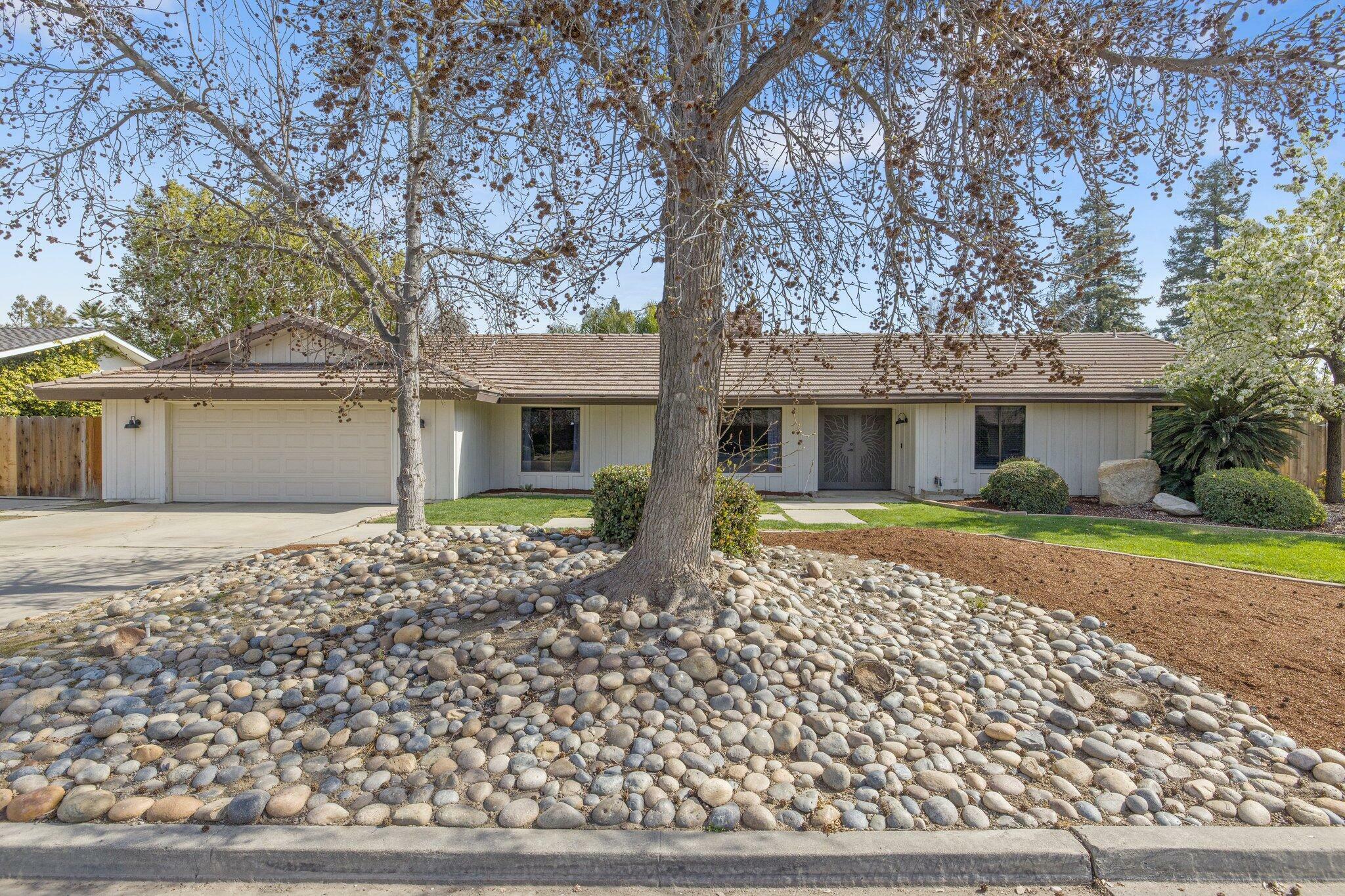 Property Photo:  1742 S Royal Oaks Drive  CA 93277 