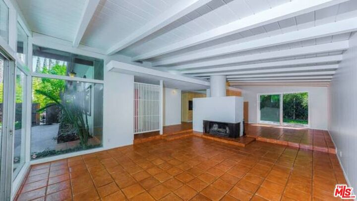 Property Photo:  8090 Mulholland Dr  CA 90046 