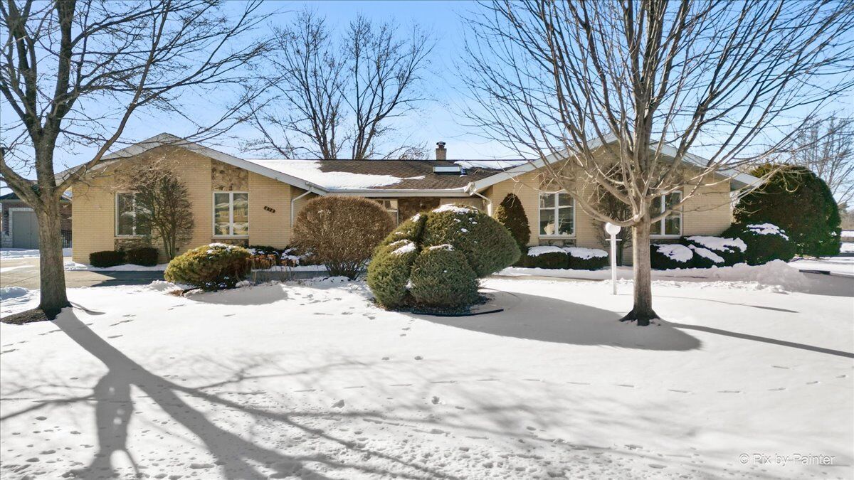 Property Photo: 272 Cardinal Drive IL 60108