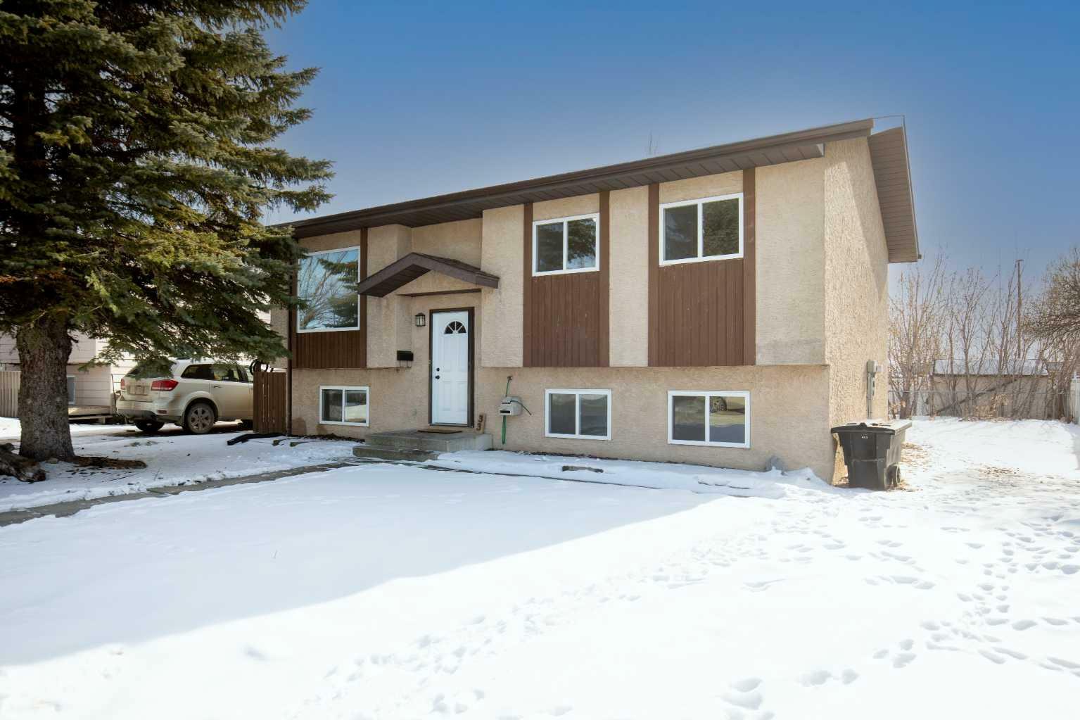 Property Photo:  33 Cedar Crescent  AB T4L 1V1 