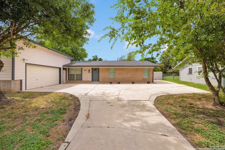 Property Photo:  823 Briarcliff Dr  TX 78213 