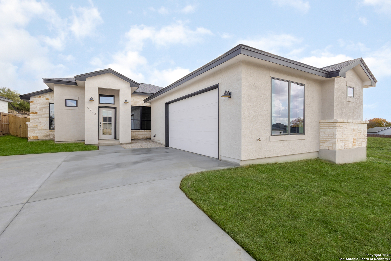 Property Photo: 9918 Loma Alta Cir TX 78109