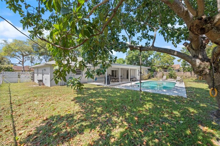 Property Photo: 940 SW 52nd Ave FL 33317