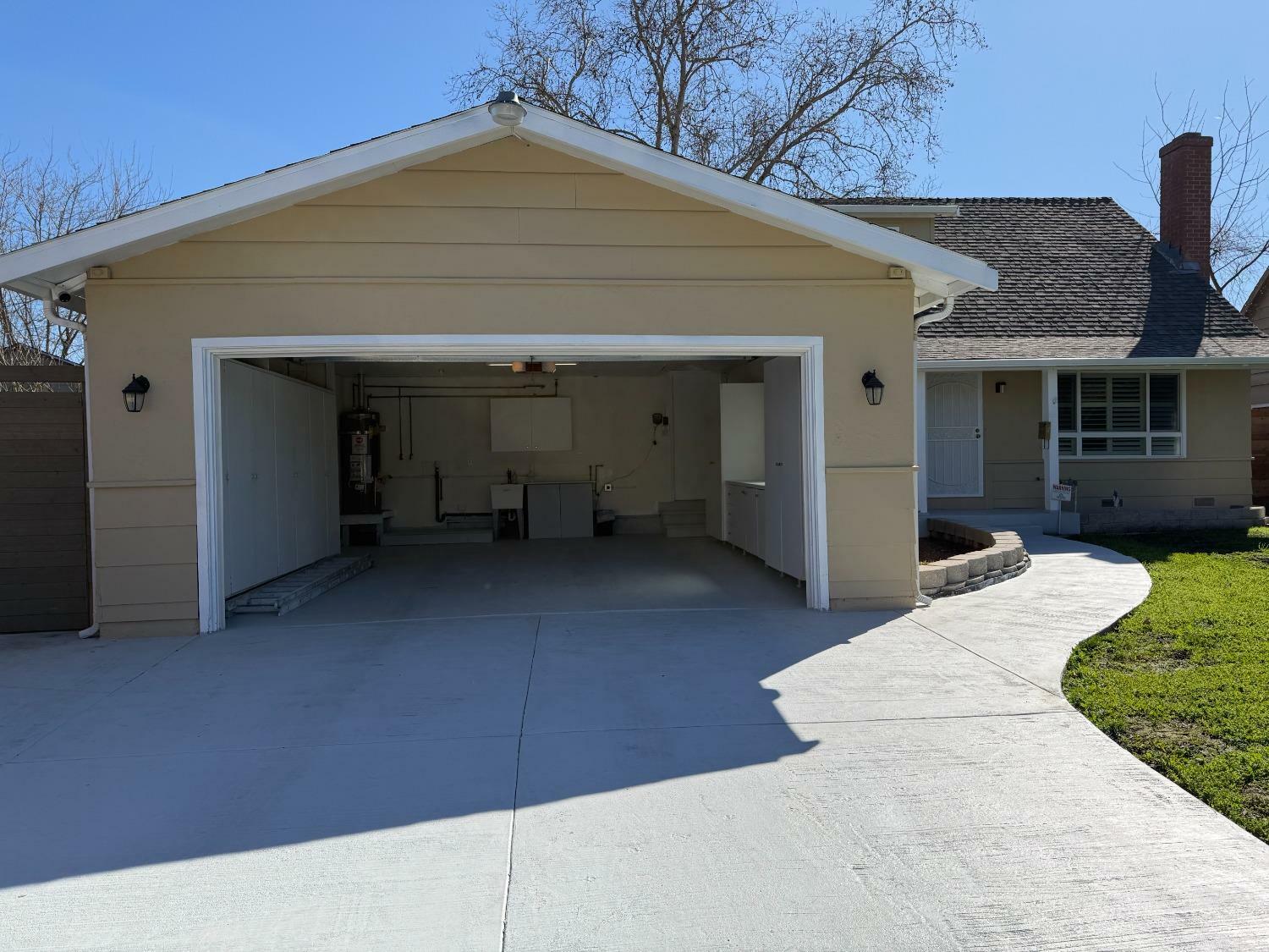 Property Photo:  842 E Robinhood Drive  CA 95207 