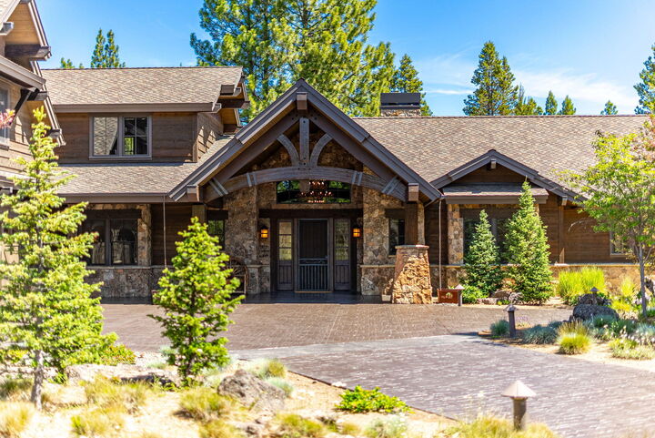 Property Photo: 56545 Sunstone Loop 121 OR 97707