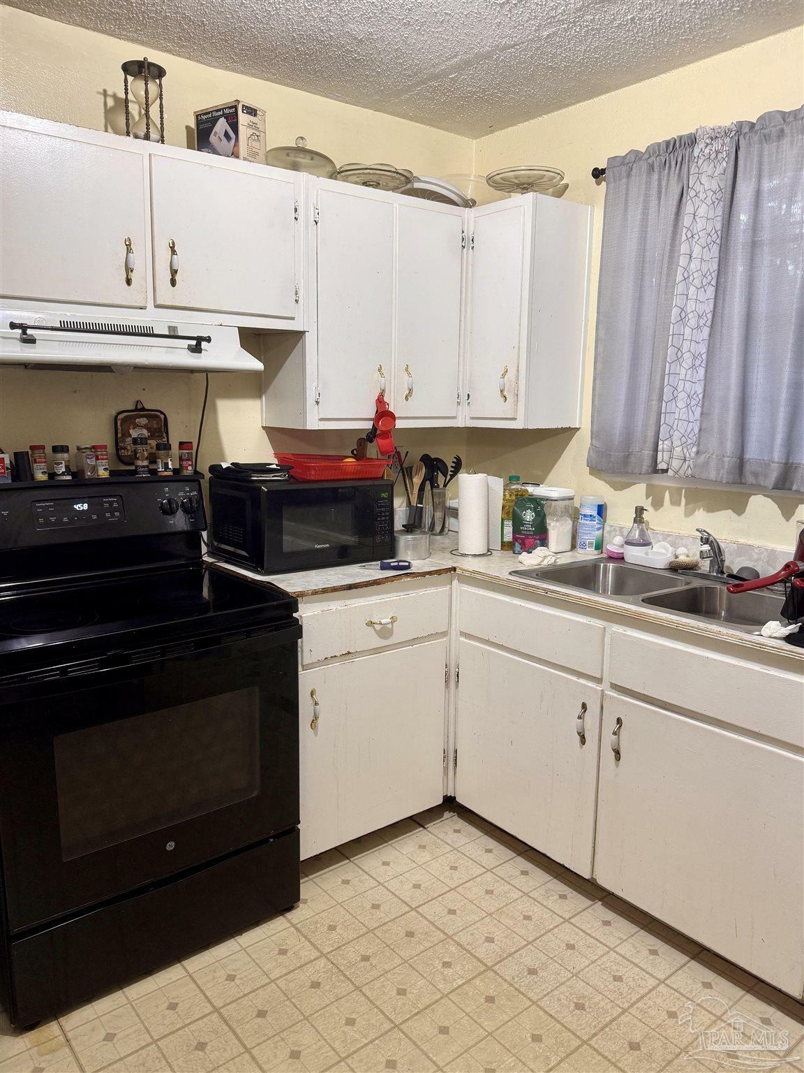 Property Photo:  704 Baker St  FL 32505 