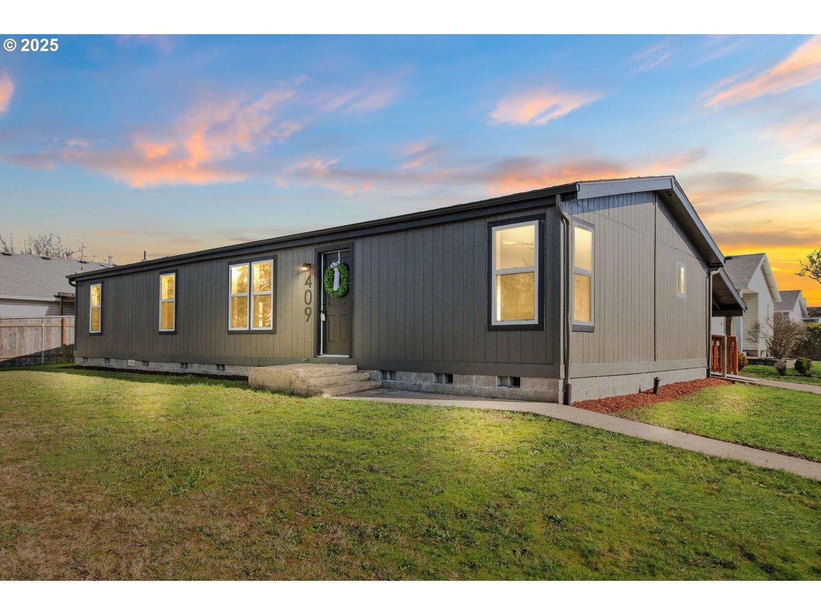 Property Photo: 409 Ridings Ave OR 97038