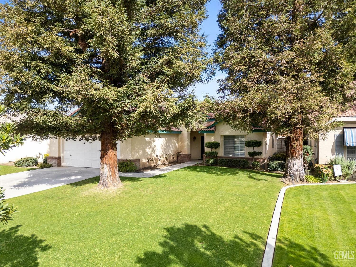 Property Photo: 9814 Cabbage Rose Avenue CA 93311