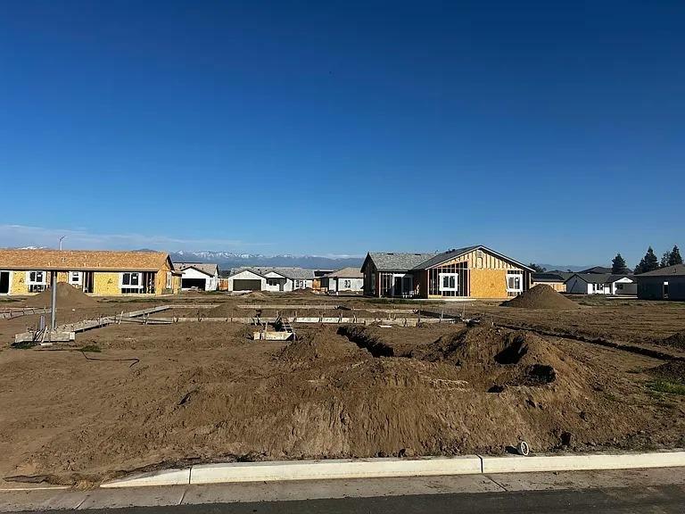 Property Photo:  1182 Creekside  CA 93257 