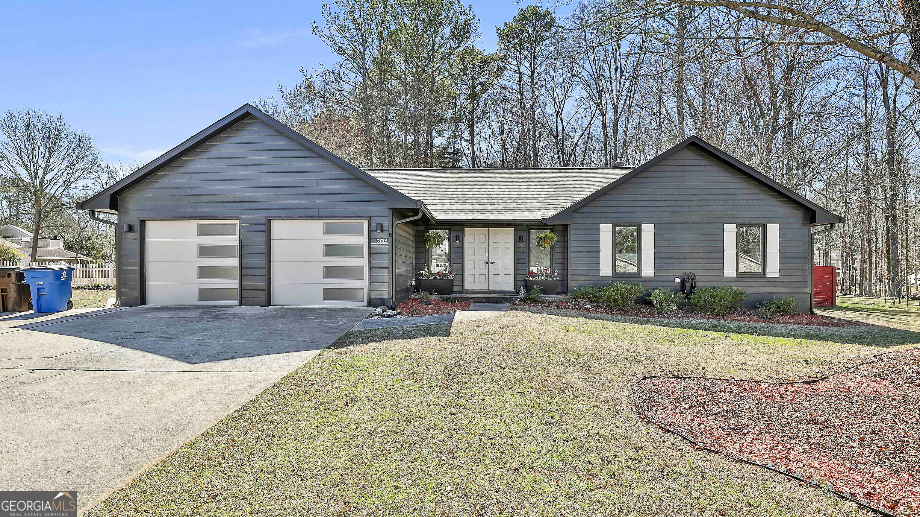 Property Photo: 203 Hedgewood Court GA 30269