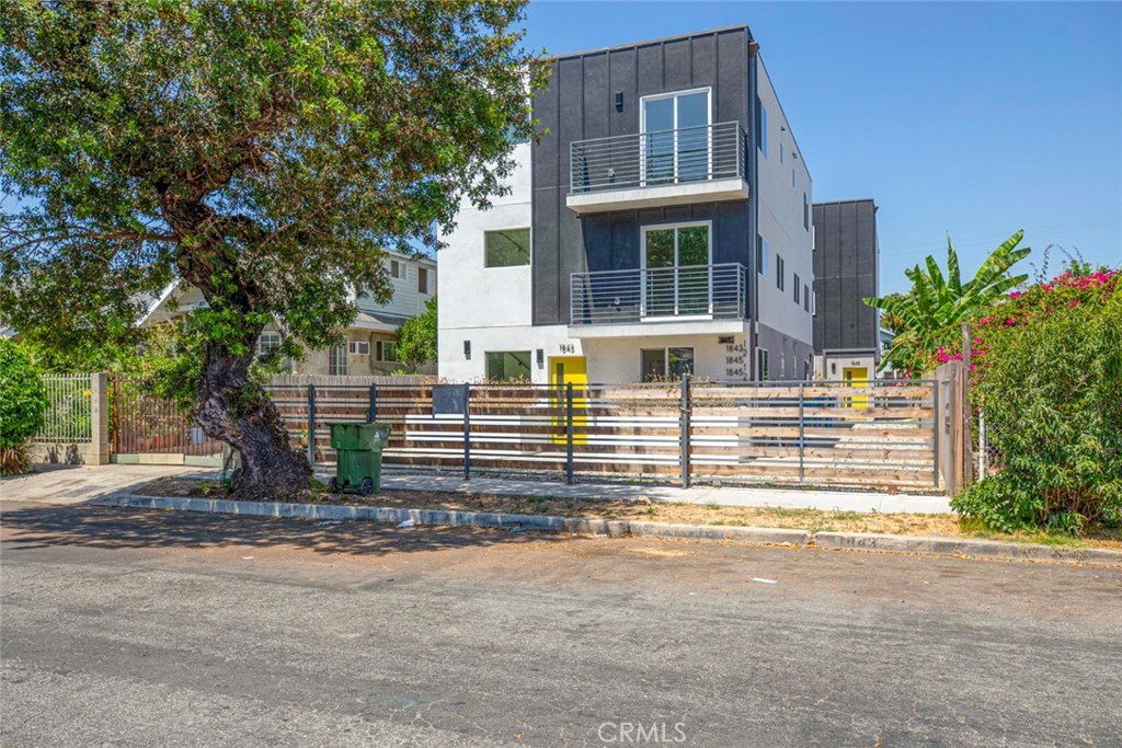 Property Photo: 1845 W 20th Street CA 90007
