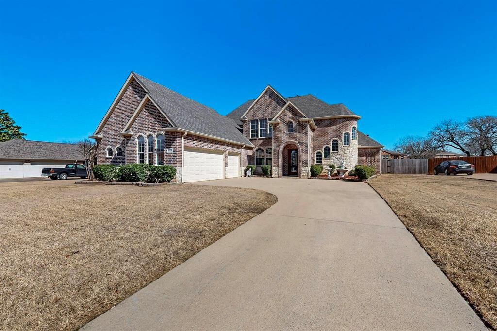 Property Photo: 3306 Oak Run Lane TX 76063