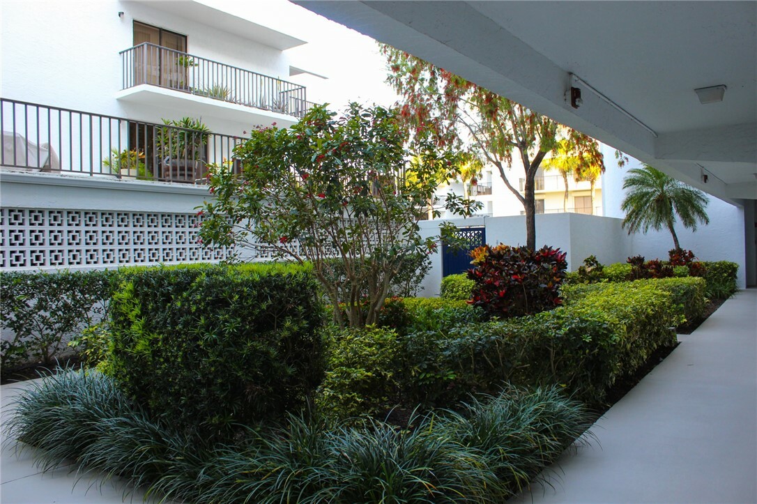 Property Photo:  1616 Ocean Drive 104  FL 32963 