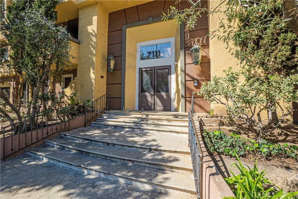 Property Photo:  7111 La Tijera Boulevard D101  CA 90045 