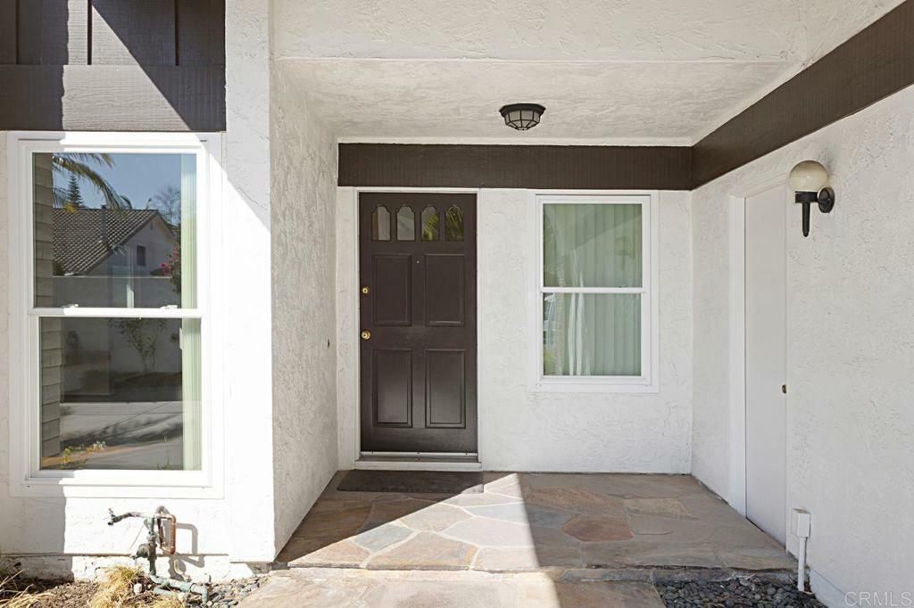 Property Photo: 324 Avenida De Las Rosas CA 92024