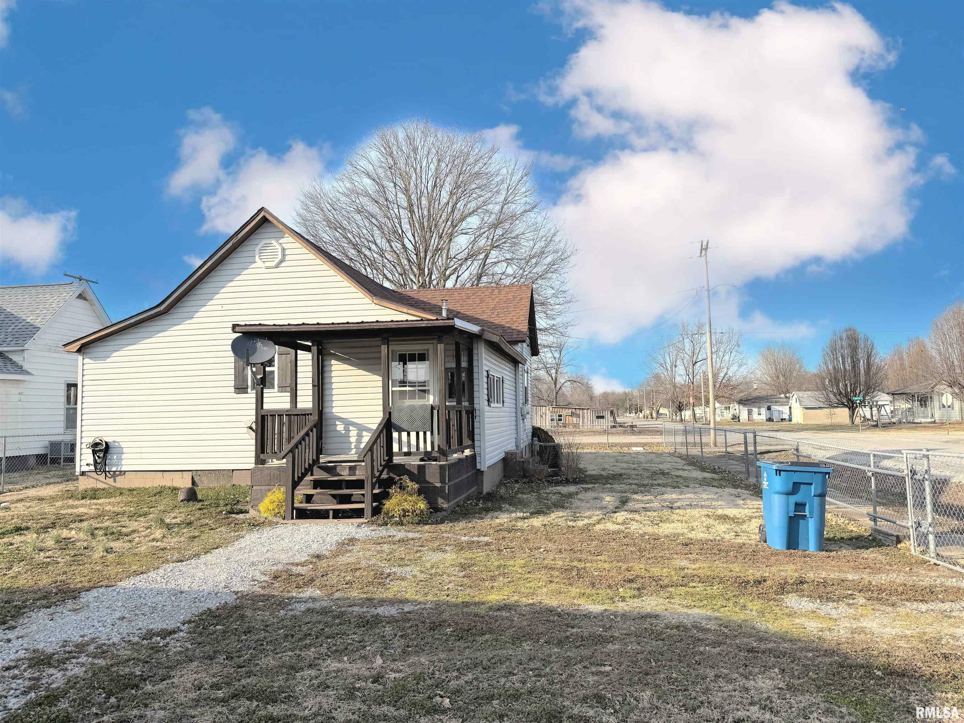 Property Photo:  111 E North Street  IL 62884 