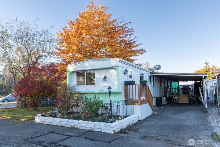 Property Photo:  1200  Lincoln Street 410  WA 98229 