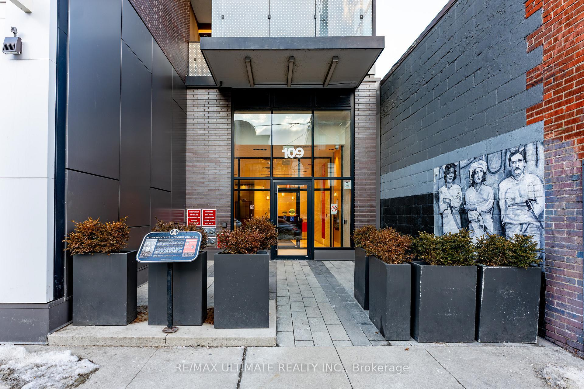 Property Photo: 109 Ossington Avenue 204 ON M6J 0G1