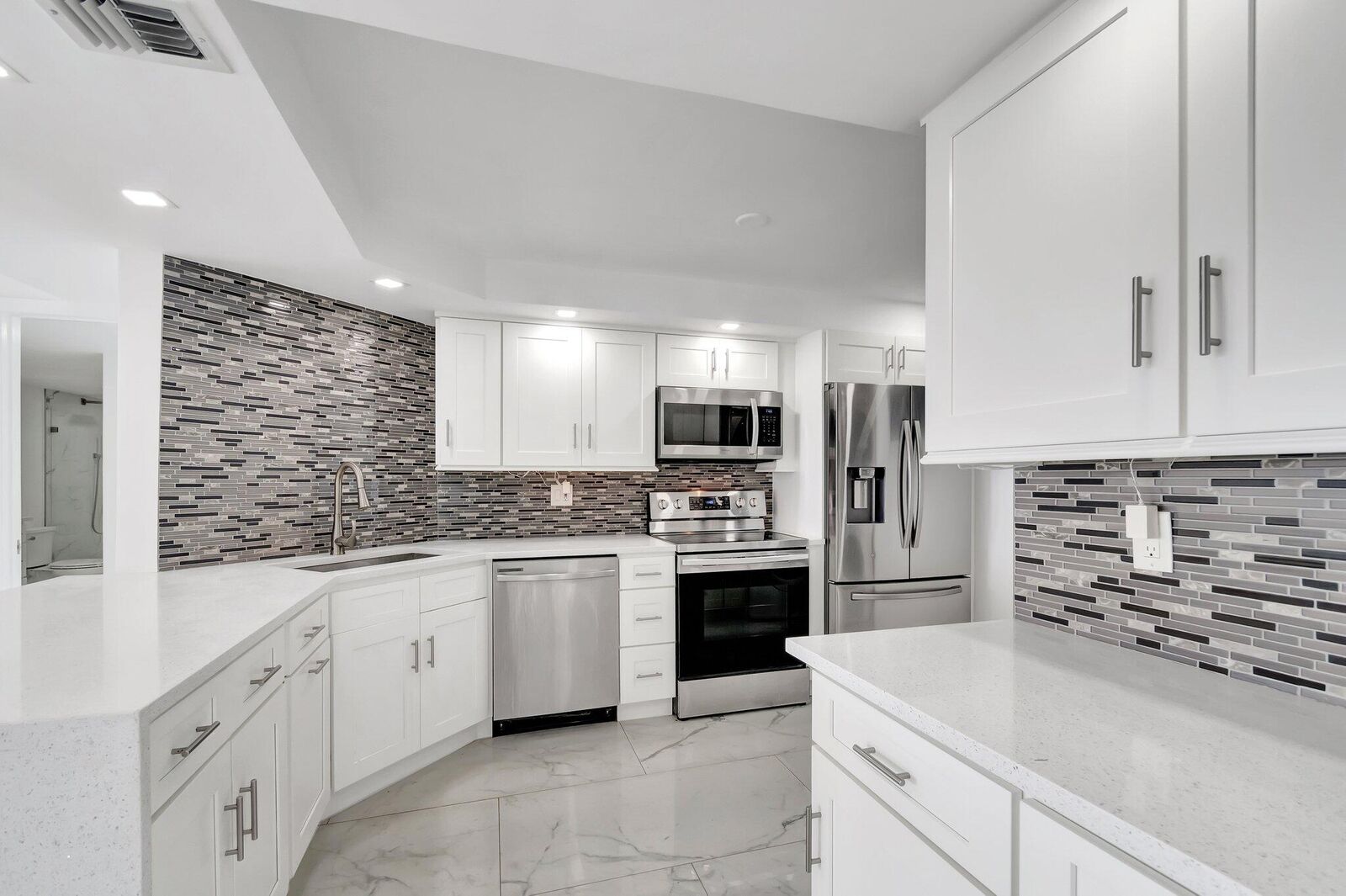 Property Photo: 2400 Presidential Way 1903 FL 33401