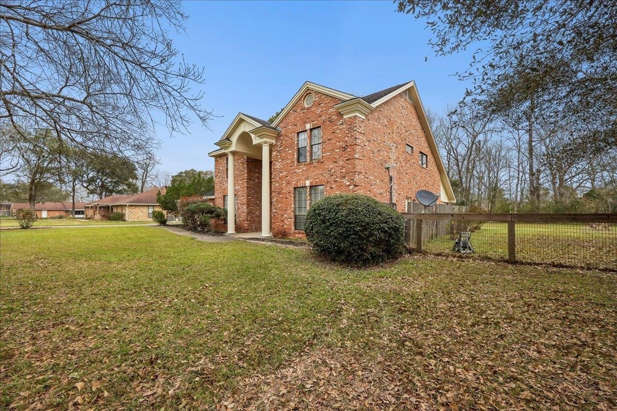 Property Photo: 116 Country Club Dr TX 77705