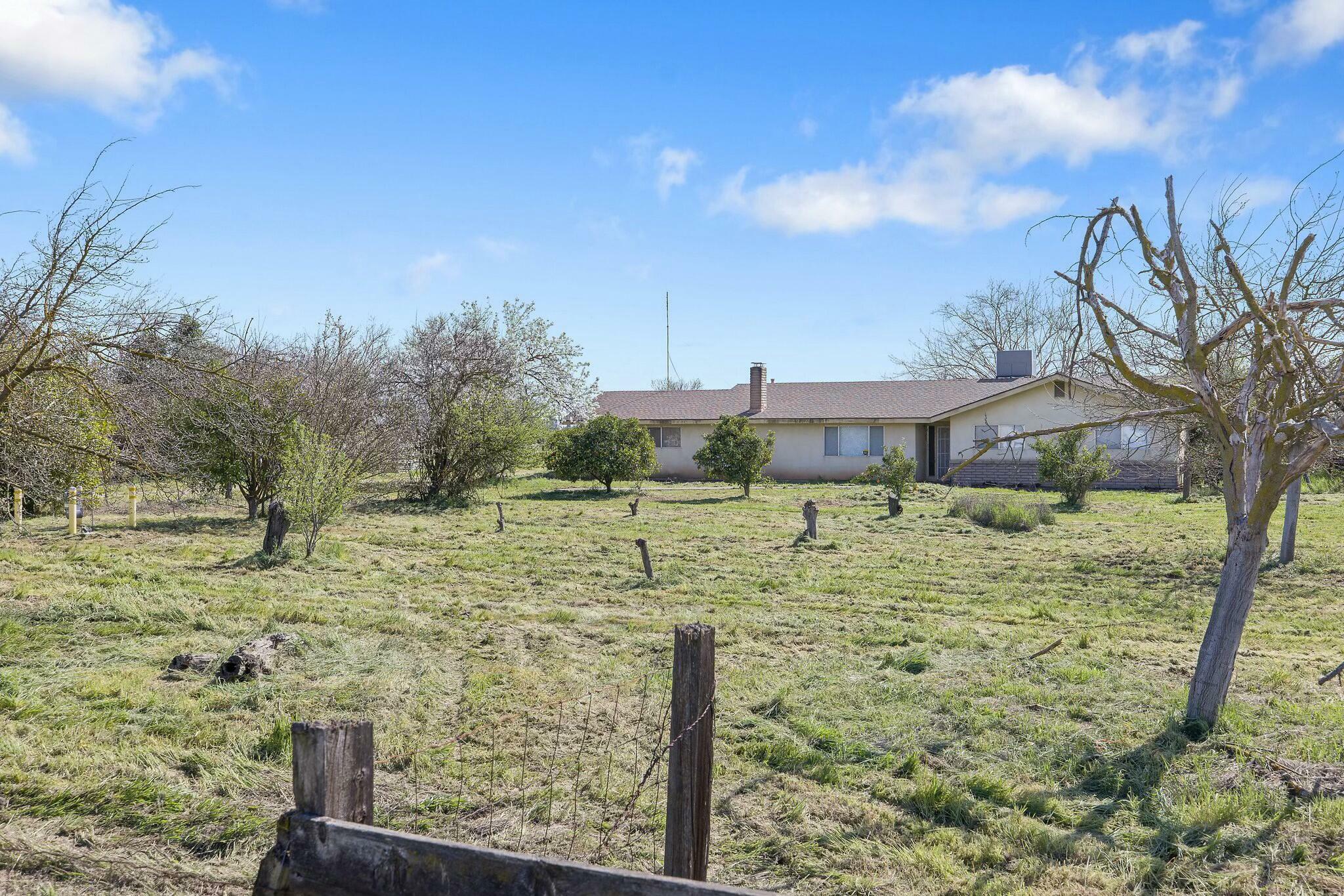 Property Photo:  1661 W Visalia Road  CA 93221 