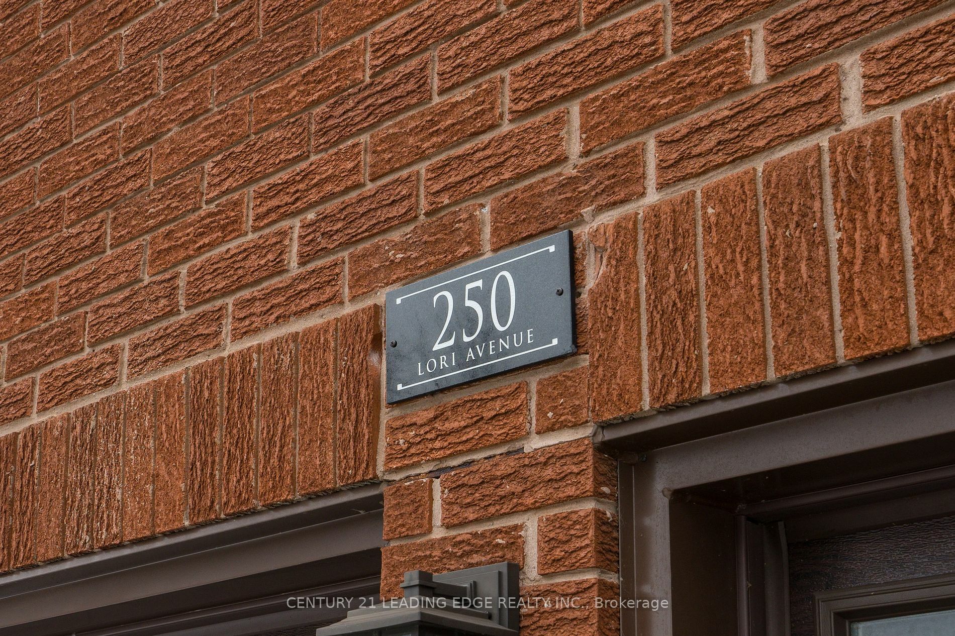 Photo de la propriété:  250 Lori Ave  ON L4A 6C7 