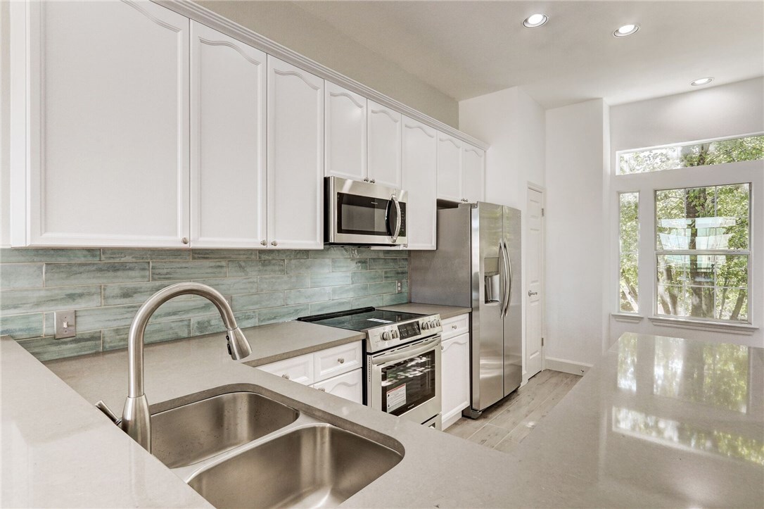 Property Photo: 2918 Ranch Road 620 N O-285 TX 78734