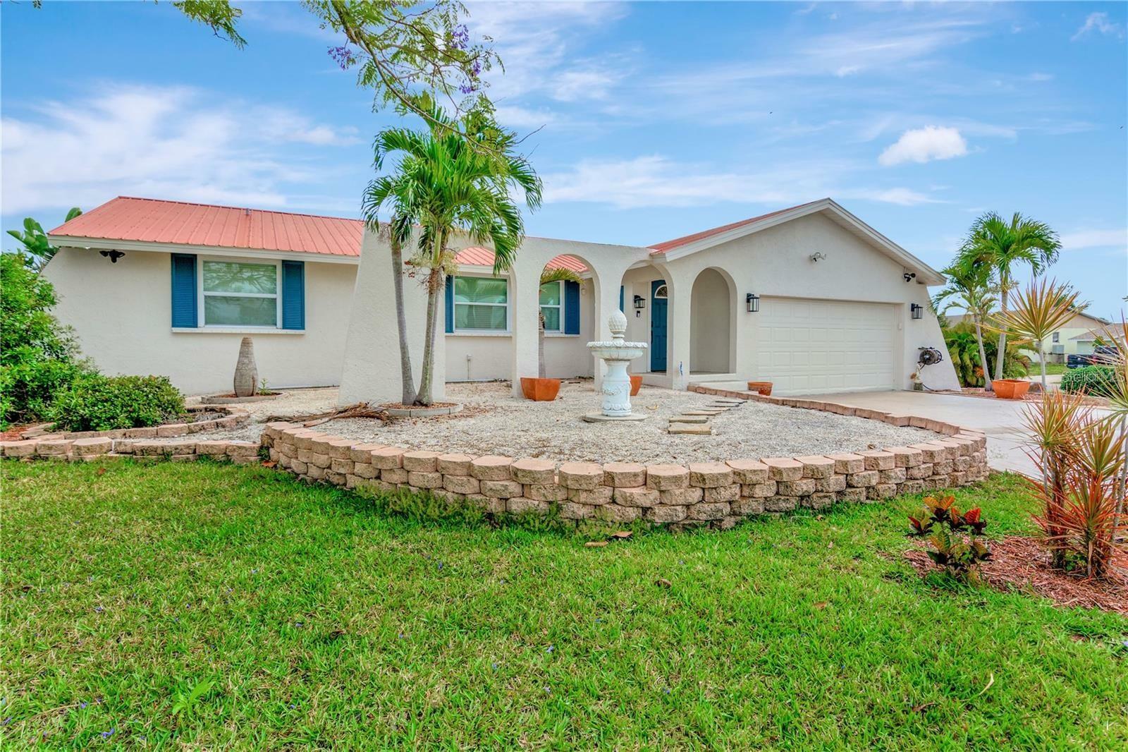 Property Photo: 922 Sago Palm Way FL 33572