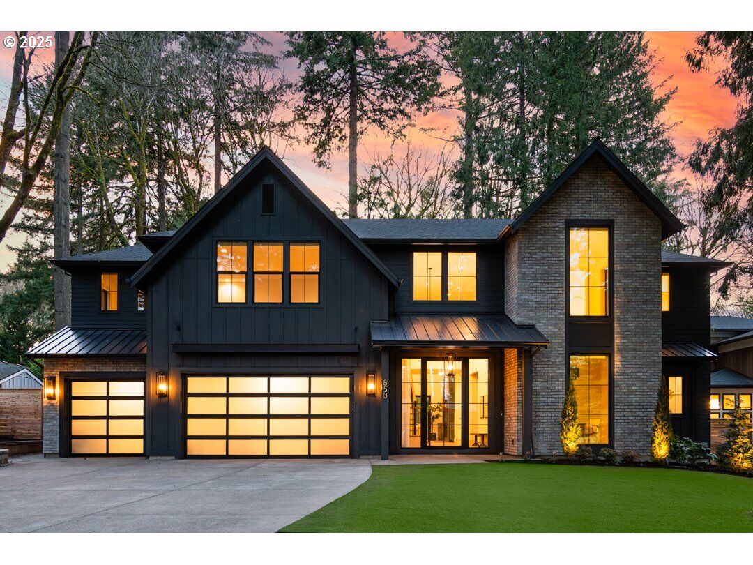 Property Photo:  850 York Rd  OR 97034 