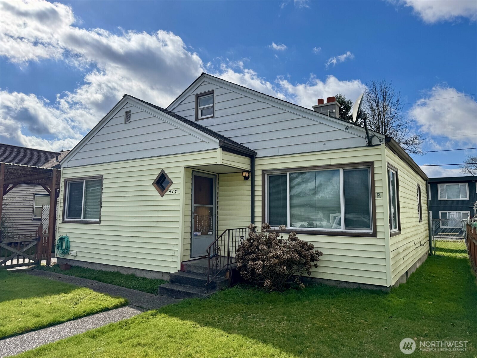 Property Photo:  417  A Street NE  WA 98002 