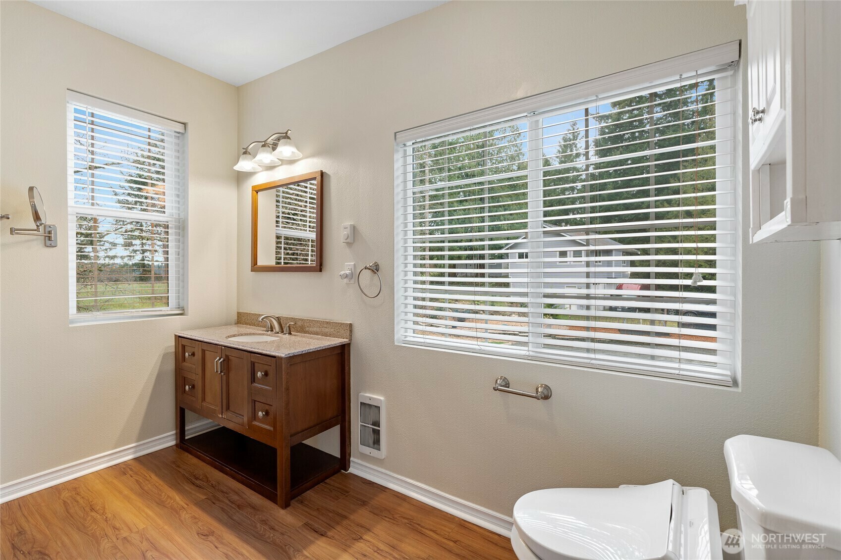 Property Photo: 5043 Auburn Way S WA 98092