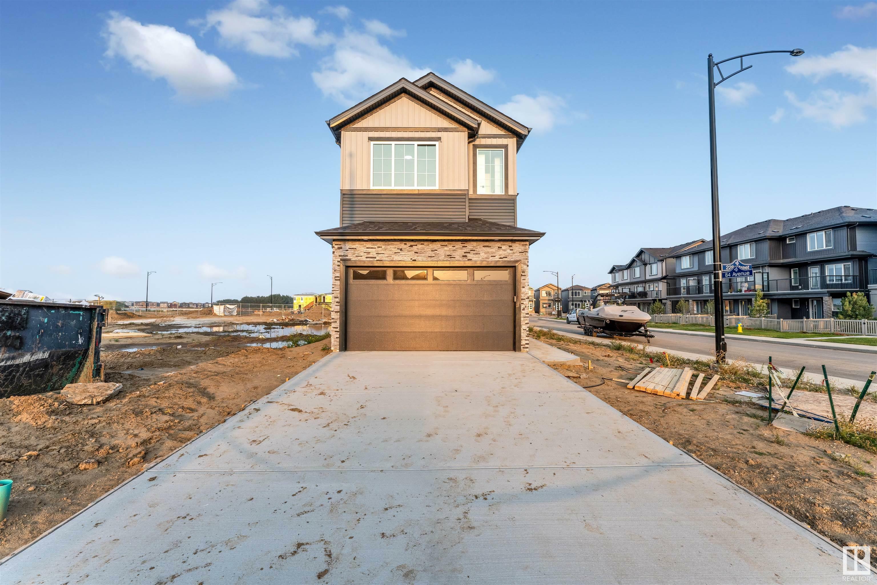 Photo de la propriété:  8405 228A Street NW  AB T5T 4A3 