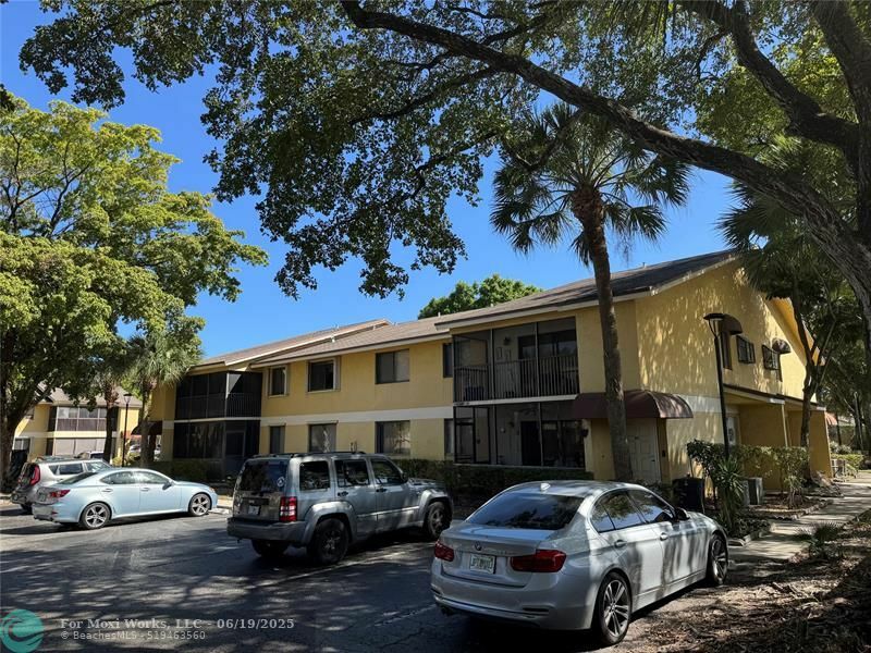 Property Photo: 3059 N Oakland Forest Dr 102 FL 33309