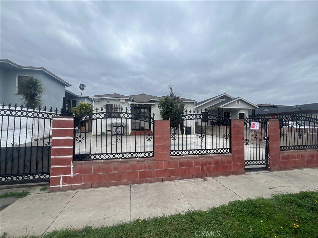 Property Photo: 422 E 81st Street CA 90003