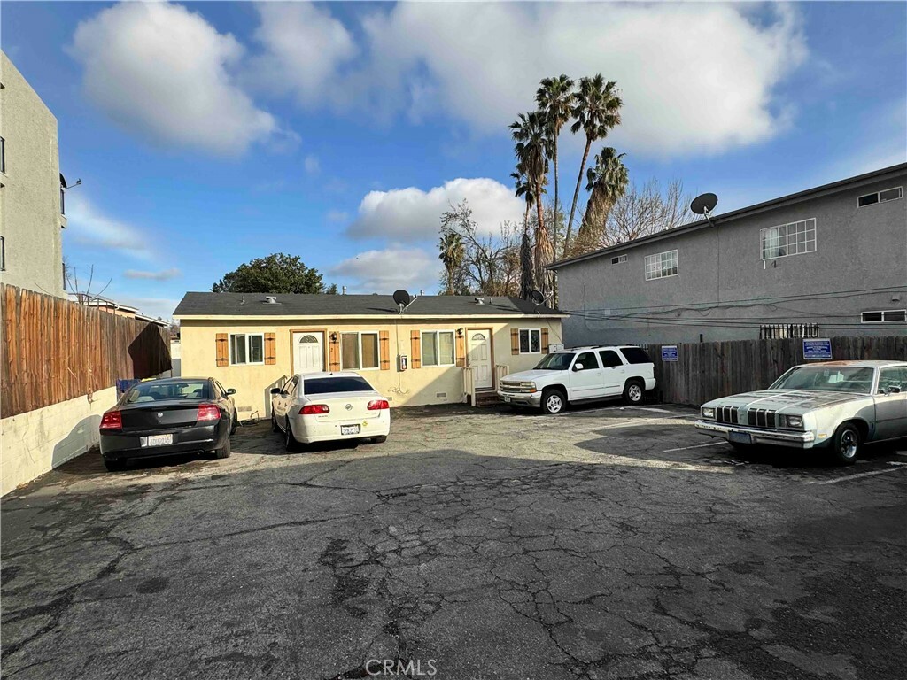 Property Photo:  842 N Summit Avenue  CA 91103 