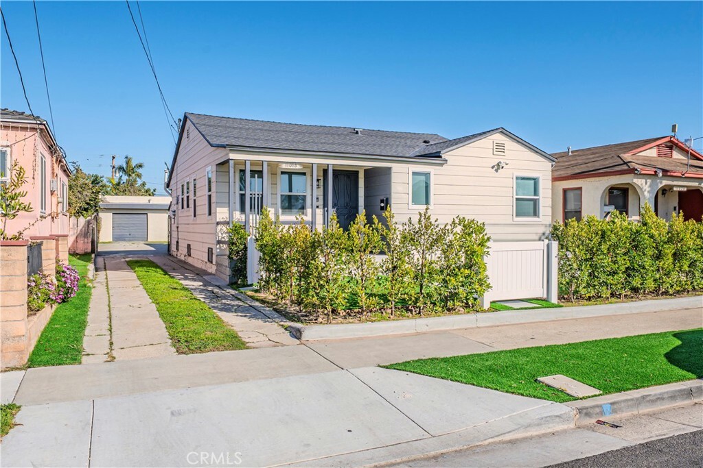 Property Photo:  11018 S Burl Ave  CA 90304 