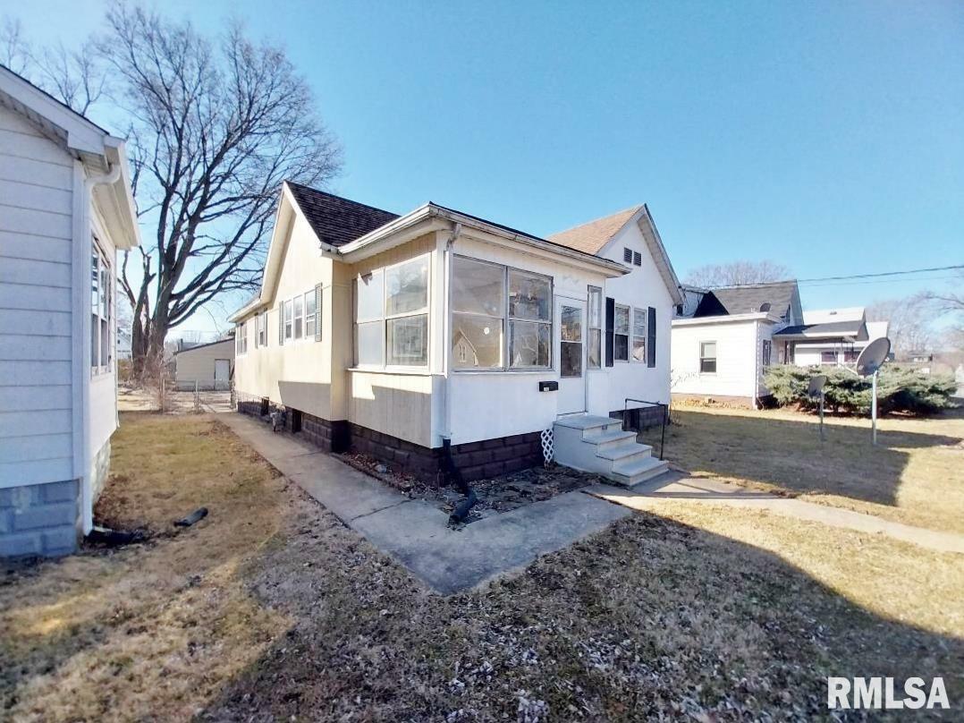 Property Photo:  1104 E Republic Street  IL 61603 