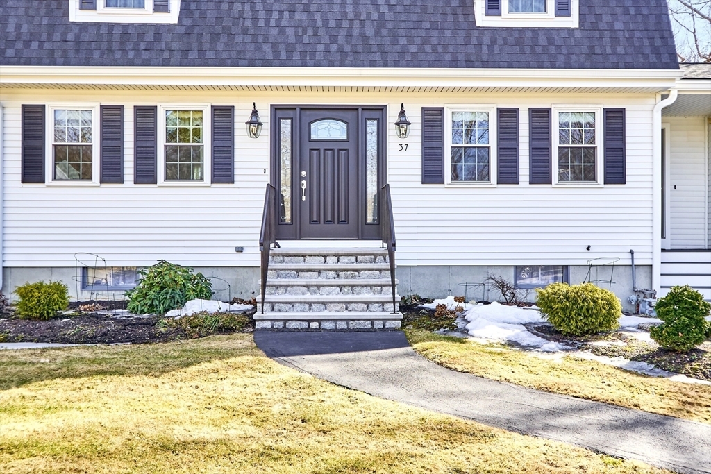 Property Photo:  37 Thomas Farm Circle  MA 01545 