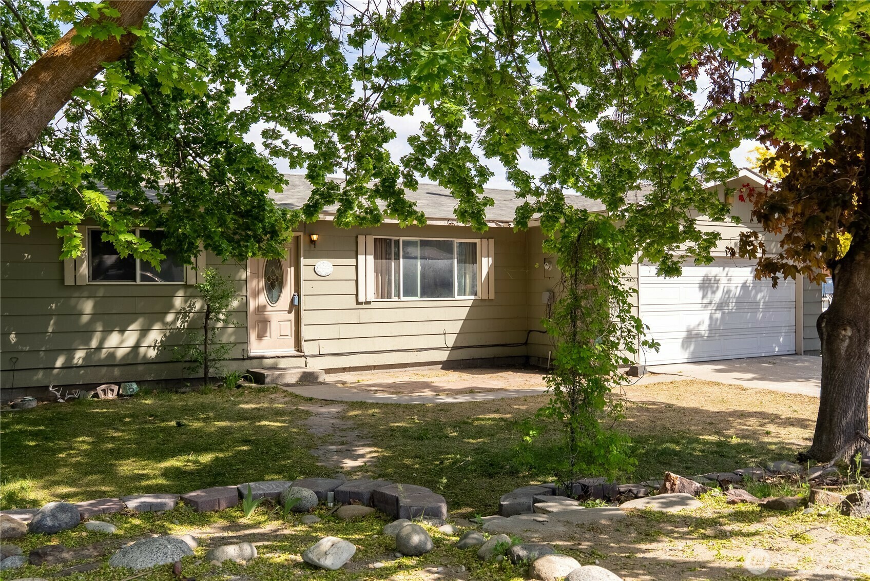 Property Photo:  522  Ironwood Street  WA 98841 