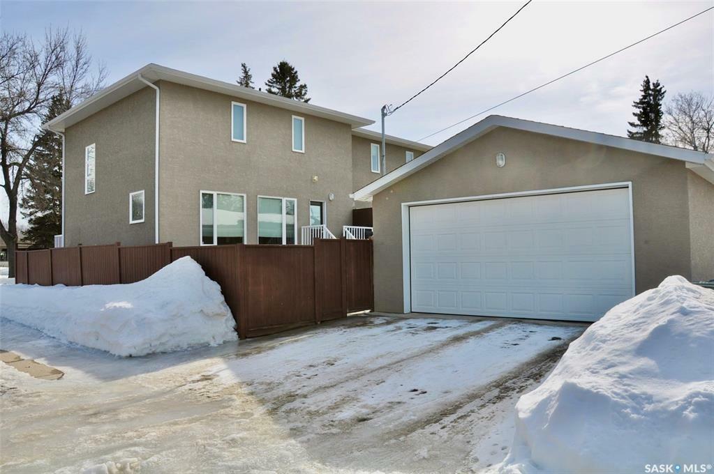 Property Photo:  2124 Broadway Avenue  SK S7J 0Y4 