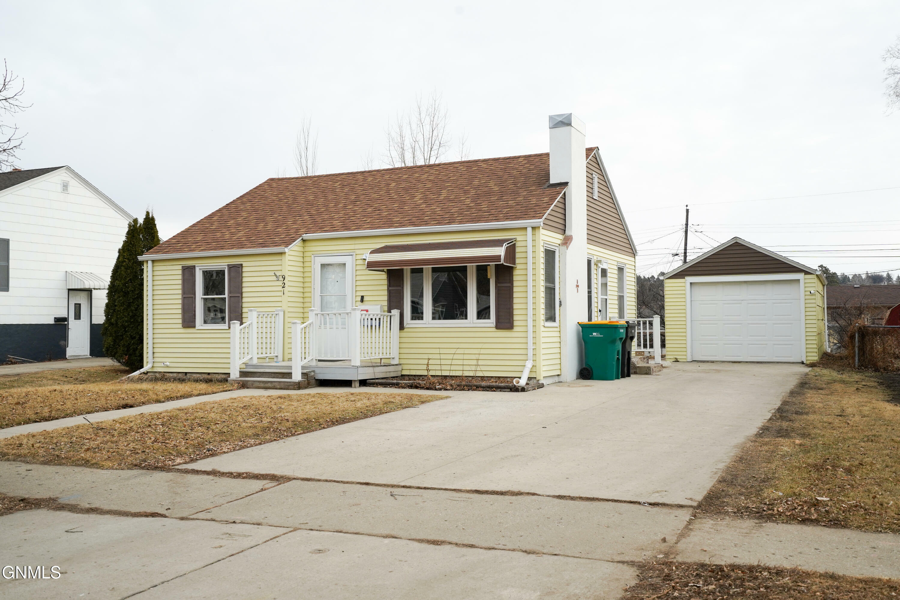 Property Photo:  921 N 16th Street  ND 58501 