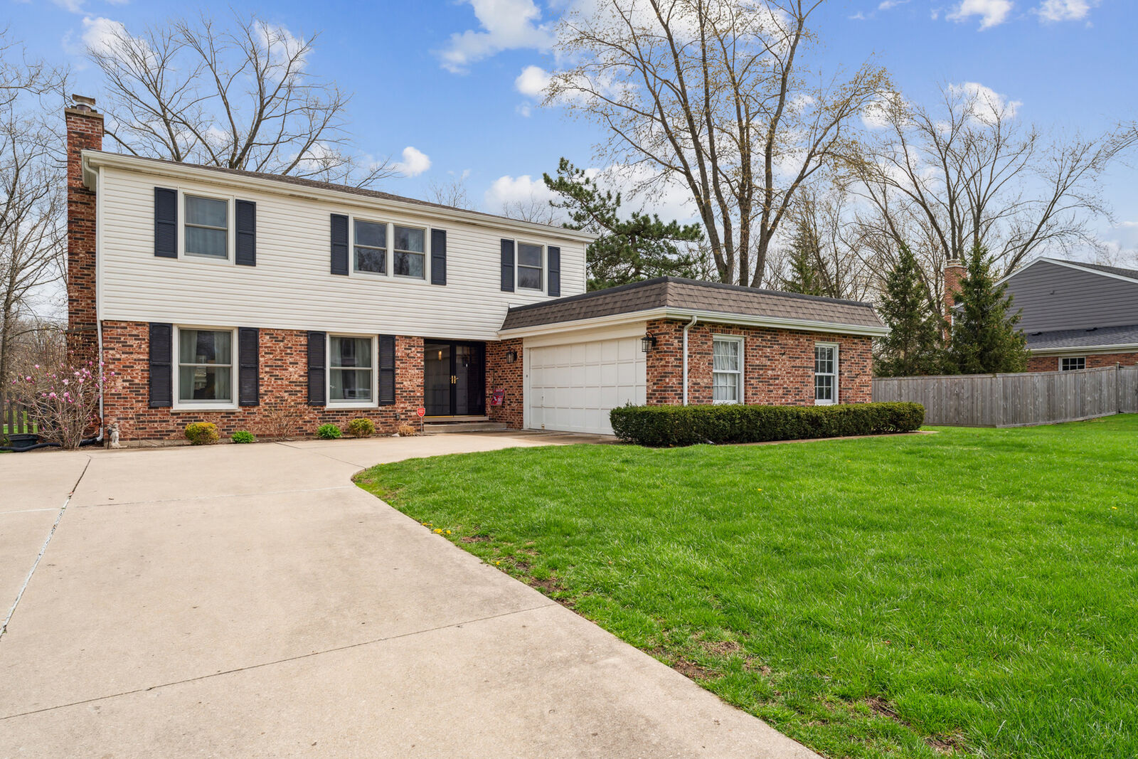 Property Photo: 1465 Northwoods Circle IL 60015