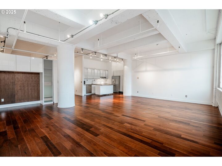 Property Photo:  1314 NW Irving St 202  OR 97209 