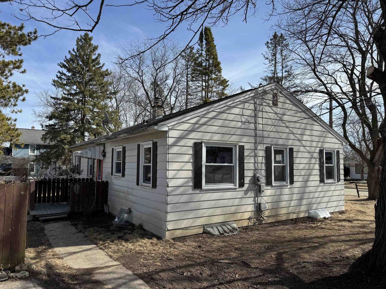 Property Photo:  428 Linden Avenue  WI 53027 