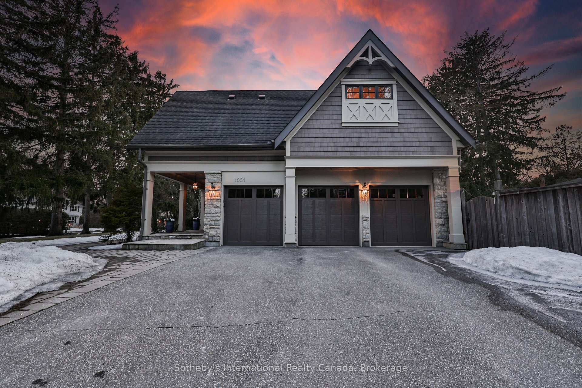 Property Photo: 1051 Pinewood Avenue ON L6J 2A2