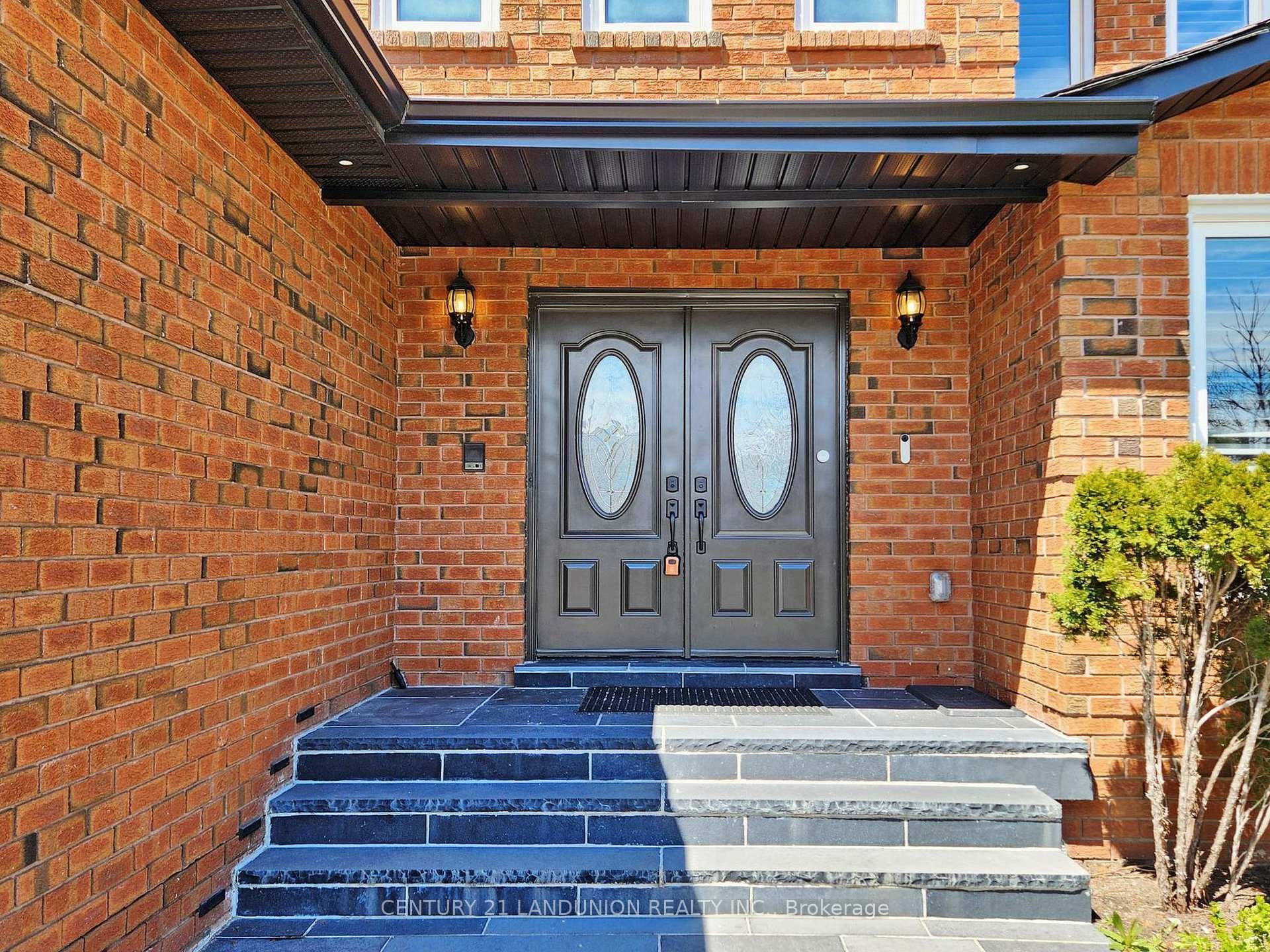 Property Photo: 18 Ravenhill Crescent ON L3S 2V1