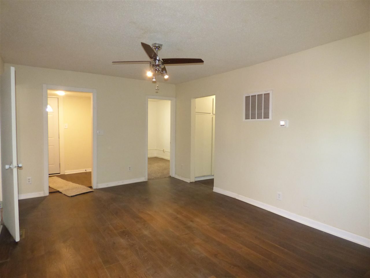 Property Photo: 1009 Highland Ave IA 52240