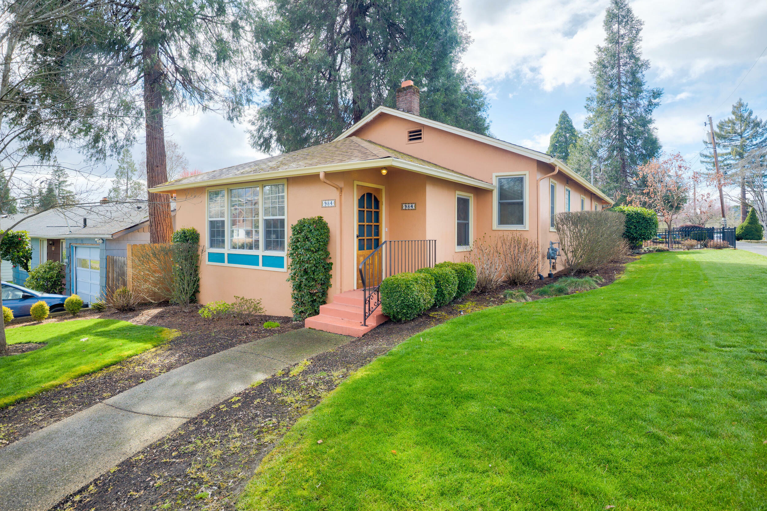 Property Photo:  984 NE 9th Street  OR 97526 