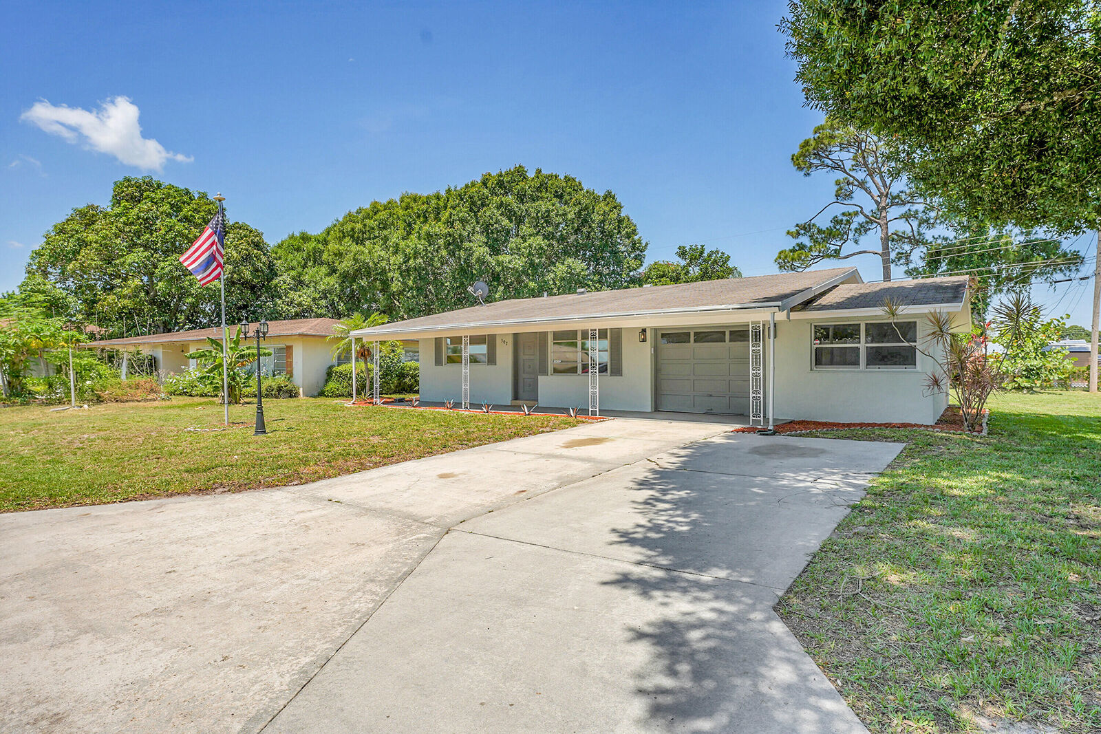 Property Photo:  302 W Arbor Avenue  FL 34952