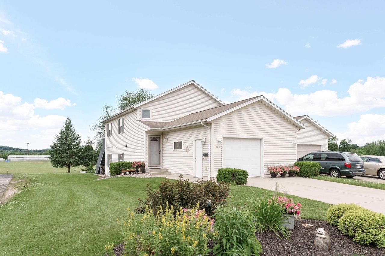 Property Photo:  503 Hillview Street  WI 53555 